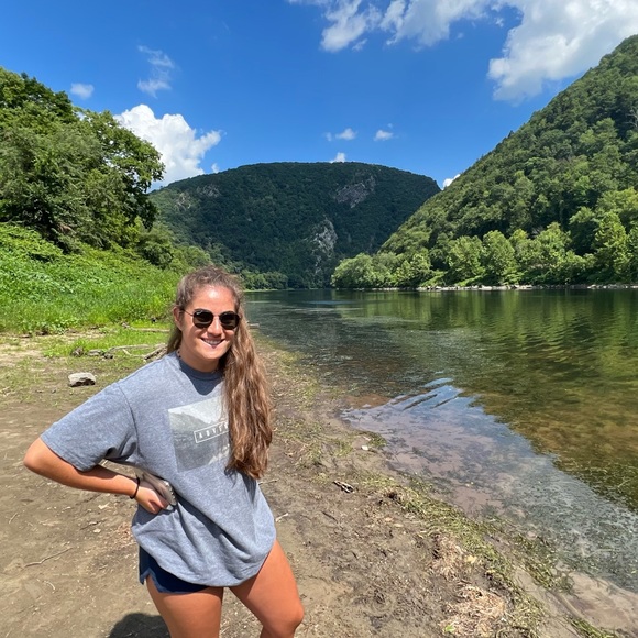 Meet your Posher, Taylor - Picture 2 of 3